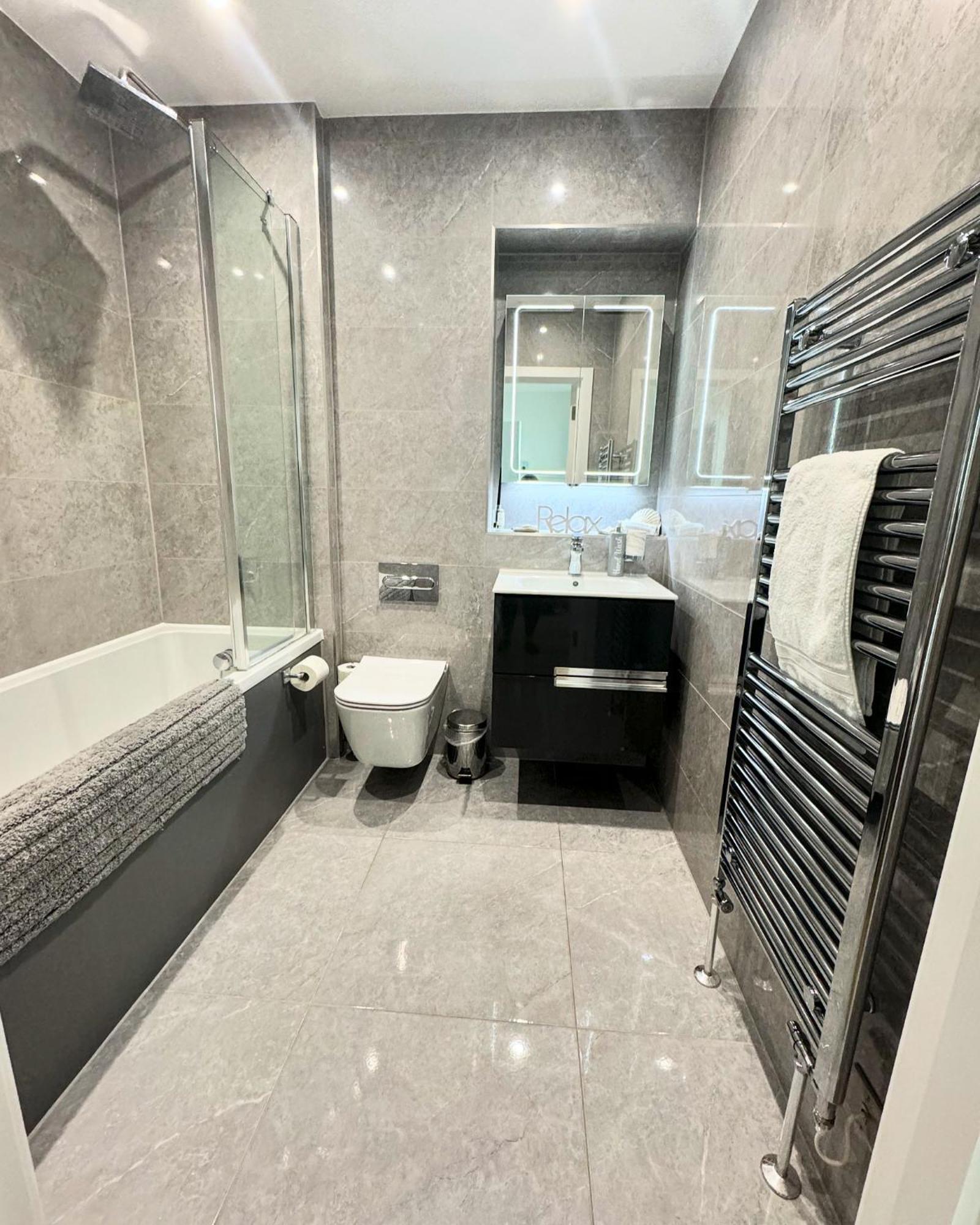 רמסגייט Stunning Beach Front Apartment With Sea Views, Free Parking & Balcony מראה חיצוני תמונה