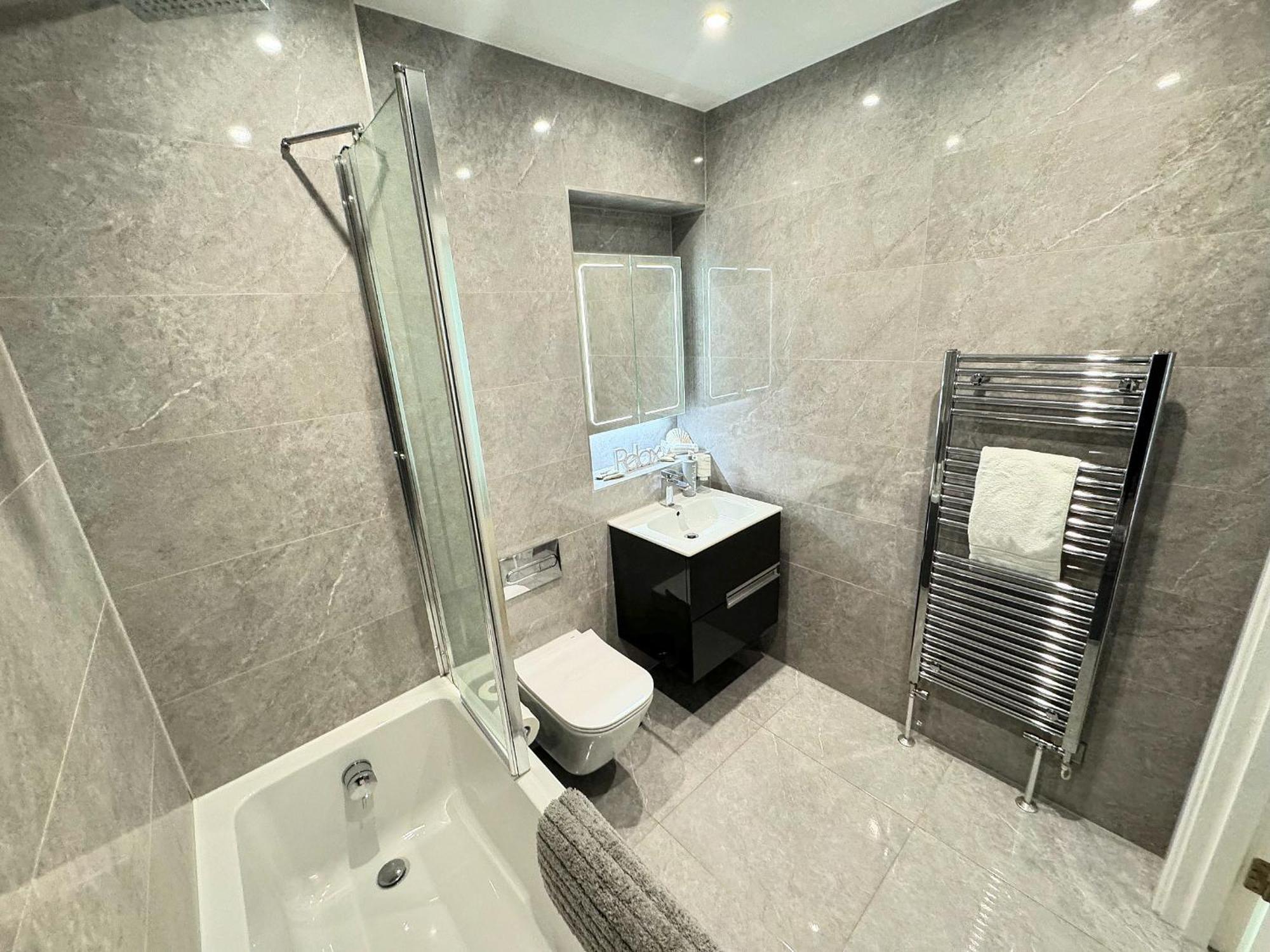 רמסגייט Stunning Beach Front Apartment With Sea Views, Free Parking & Balcony מראה חיצוני תמונה