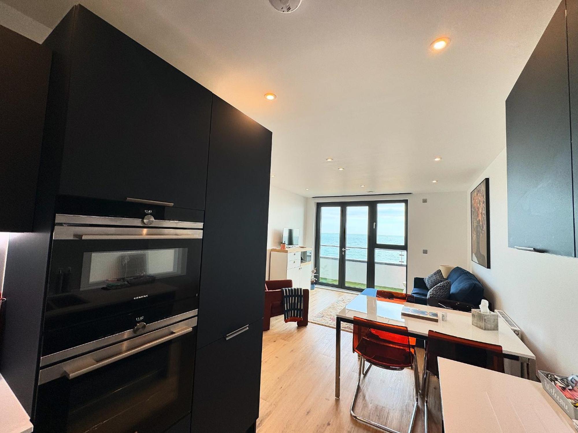 רמסגייט Stunning Beach Front Apartment With Sea Views, Free Parking & Balcony מראה חיצוני תמונה